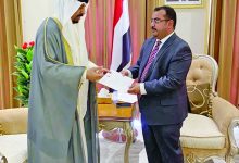 صورة سفير الكويت لدى السعودية يسلم رسالتين من الأمير وولي العهد لرئيس مجلس القيادة الرئاسي اليمني