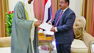 صورة سفير الكويت لدى السعودية يسلم رسالتين من الأمير وولي العهد لرئيس مجلس القيادة الرئاسي اليمني