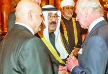 صورة ممثل الأمير التقى في قصر باكنغهام ملك المملكة المتحدة لنقل تعازي صاحب السمو وشعب الكويت بوفاة الملكة